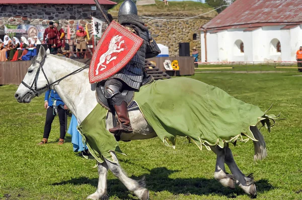 Un chevalier avec une lance sur un cheval à la fête de la forteresse russe — Photo