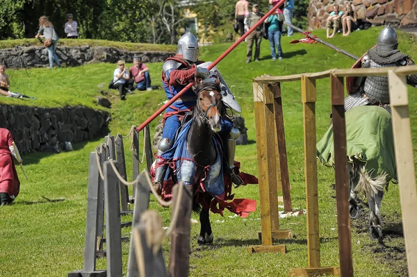 A knight with a spear on a horse at the Russian Fortress festiva — Stock Photo, Image