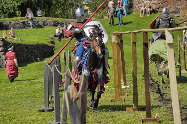 Rycerz z włócznią na koniu na rosyjskim festiwalu Fortecy — Zdjęcie stockowe