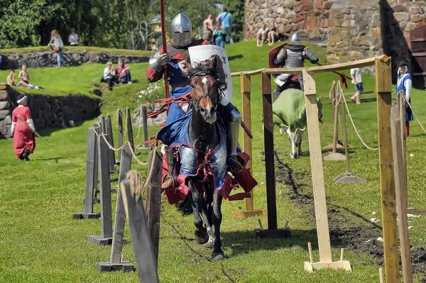 Rycerz z włócznią na koniu na rosyjskim festiwalu Fortecy — Zdjęcie stockowe