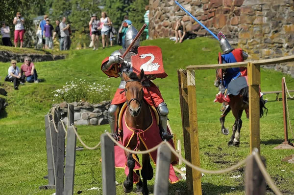 Un chevalier avec une lance sur un cheval à la fête de la forteresse russe — Photo