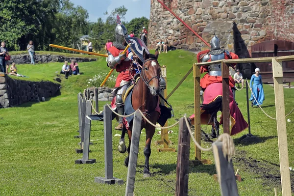 Un chevalier avec une lance sur un cheval à la fête de la forteresse russe — Photo