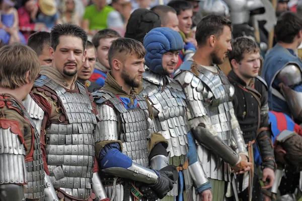 Een aantal ridders in harnas op het Russische Fort festival van — Stockfoto