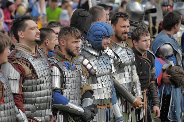 Un certain nombre de chevaliers en armure au festival de la forteresse russe de — Photo