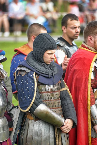 Een aantal ridders in harnas op het Russische Fort festival van — Stockfoto