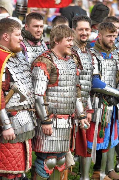 Eine Reihe von Rittern in Rüstungen beim russischen Festungsfest der — Stockfoto