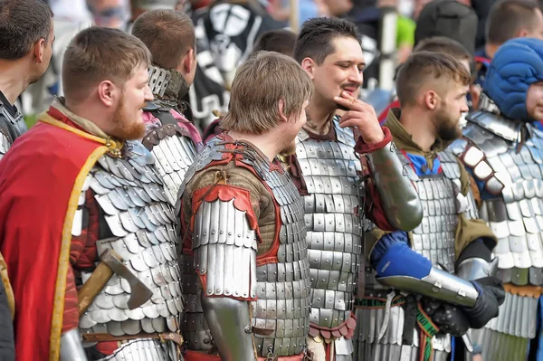 Wielu rycerzy w zbroi na rosyjskim festiwalu Fortecy — Zdjęcie stockowe