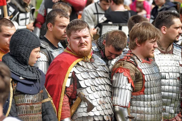 Un număr de cavaleri în armură la festivalul Cetății Ruse — Fotografie, imagine de stoc