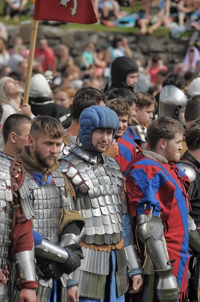 A number of knights in armor at the Russian Fortress festival of — 스톡 사진