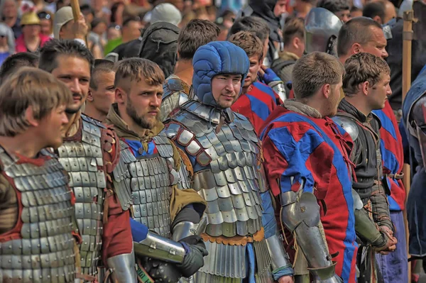 A number of knights in armor at the Russian Fortress festival of — Stock Photo, Image