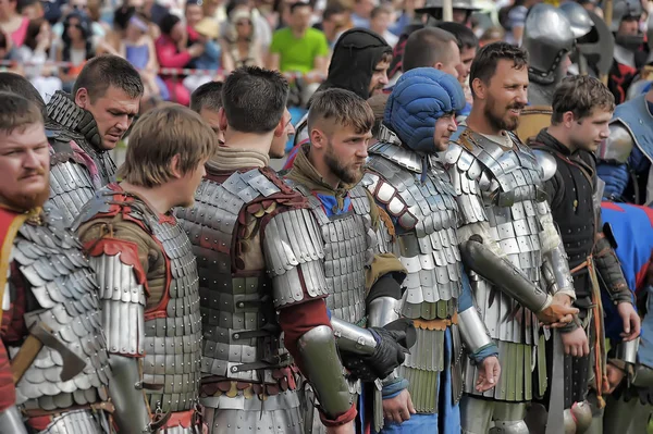 A number of knights in armor at the Russian Fortress festival of — Stock Photo, Image