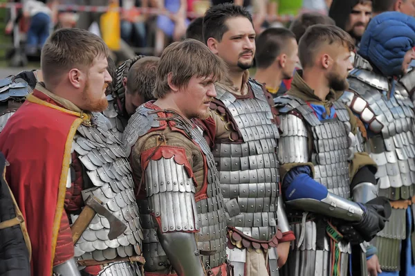 Un certain nombre de chevaliers en armure au festival de la forteresse russe de — Photo