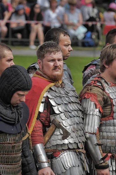 Un număr de cavaleri în armură la festivalul Cetății Ruse — Fotografie, imagine de stoc