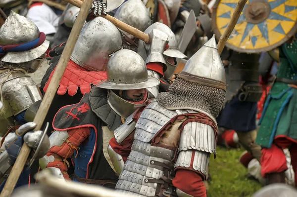 Middeleeuwse veldslag op het festival van historische wederopbouw "Ru — Stockfoto