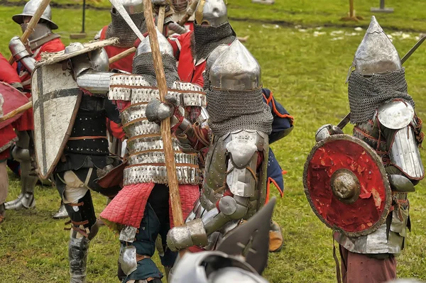 Middeleeuwse veldslag op het festival van historische wederopbouw "Ru — Stockfoto