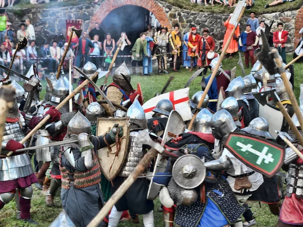 Middeleeuwse veldslag op het festival van historische wederopbouw "Ru — Stockfoto
