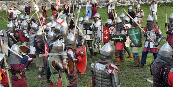 Medeltida strid vid festivalen för historisk återuppbyggnad "Ru — Stockfoto