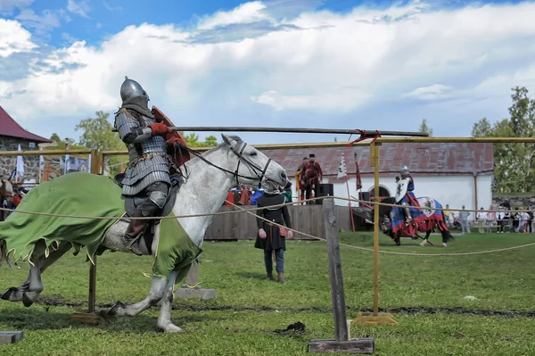 Two knights fight on spears at the festival of historical recons — ストック写真