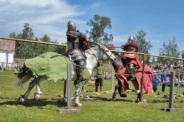 Two knights fight on spears at the festival of historical recons — Stockfoto