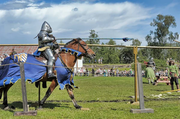 Two knights fight on spears at the festival of historical recons — Stock Photo, Image
