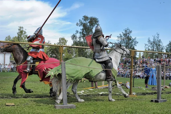 Два рыцаря дерутся на копьях на фестивале исторических раскопок — стоковое фото