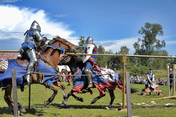 Two knights fight on spears at the festival of historical recons — Stock Photo, Image