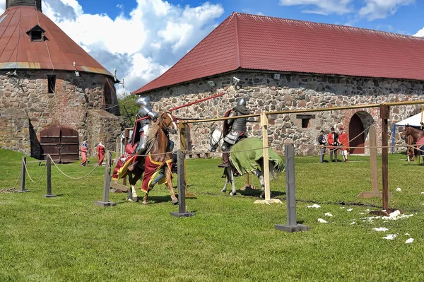 Two knights fight on spears at the festival of historical recons — Stock Photo, Image