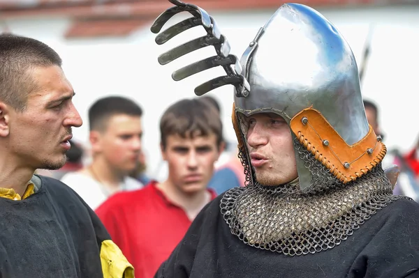 Portret van een man in een middeleeuws kostuum op het festival van Histo — Stockfoto
