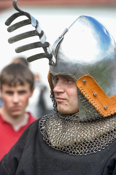 Retrato de un hombre disfrazado de medieval en el festival de histo —  Fotos de Stock