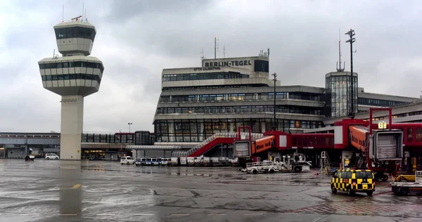 Kilátás a repülőtérre Tegel egy ablakból az érkezett repülőgép — Stock Fotó