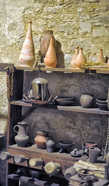 Средневековый магазин алхимии с фляжками и инструментами — стоковое фото