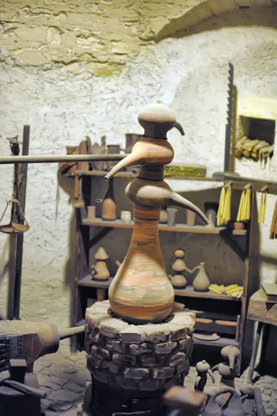 Loja de Alquimia Medieval com frascos e ferramentas — Fotografia de Stock