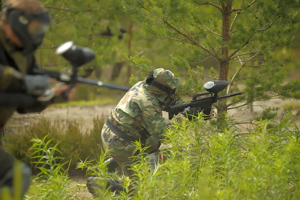 T Torneo de paintball al aire libre al final del verano en la naturaleza , —  Fotos de Stock