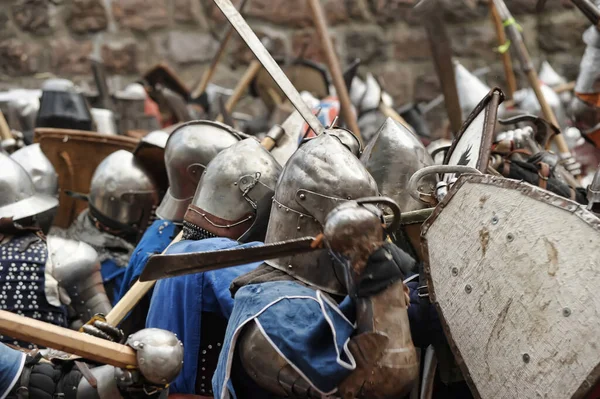Lovagok a középkori csatában az Orosz Erőd fesztiválon — Stock Fotó