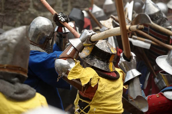 Caballeros en la batalla medieval en el festival de la fortaleza rusa —  Fotos de Stock