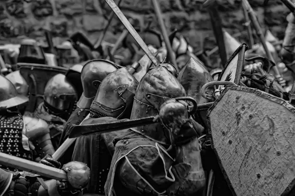 Caballeros en la batalla medieval en el festival de la fortaleza rusa —  Fotos de Stock