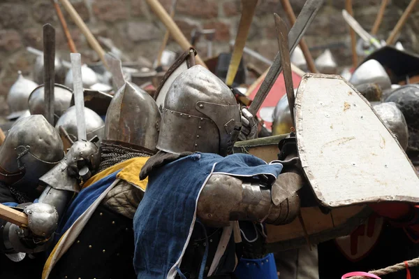 Caballeros en la batalla medieval en el festival de la fortaleza rusa —  Fotos de Stock