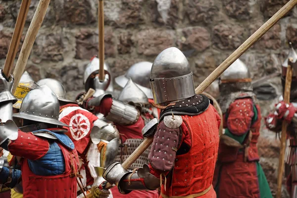 Caballeros en la batalla medieval en el festival de la fortaleza rusa —  Fotos de Stock