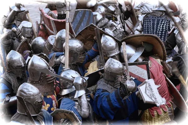 Cavalieri nella battaglia medievale alla festa della Fortezza Russa — Foto Stock