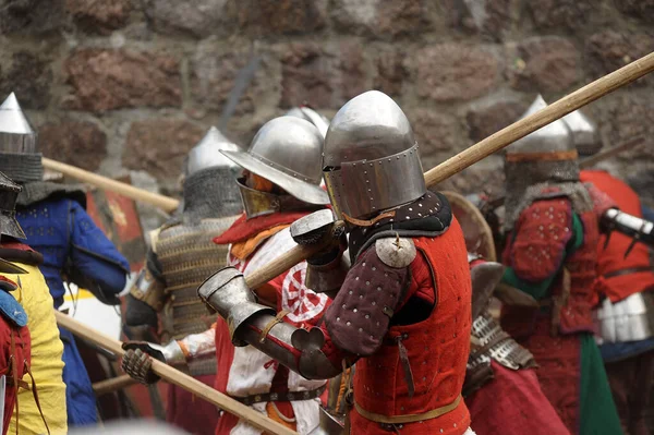 Chevaliers dans la bataille médiévale au festival de la forteresse russe — Photo