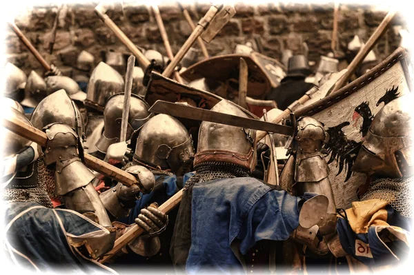 Caballeros en la batalla medieval en el festival de la fortaleza rusa — Foto de Stock