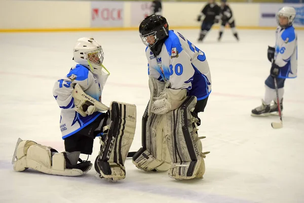 Niños jugando hockey en el torneo abierto para niños ho — Foto de Stock