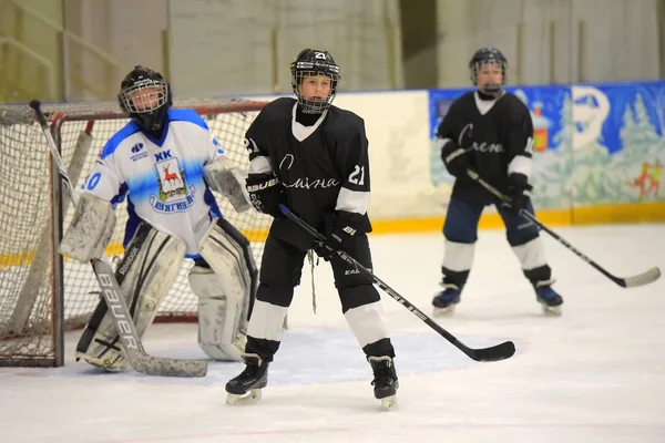 Children playing hockey at the open tournament for children's ho — Stock Photo, Image