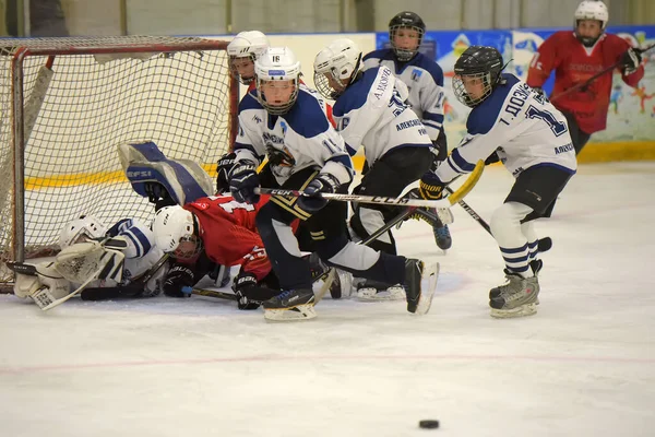 I bambini che giocano a hockey al torneo aperto per troie per bambini — Foto Stock