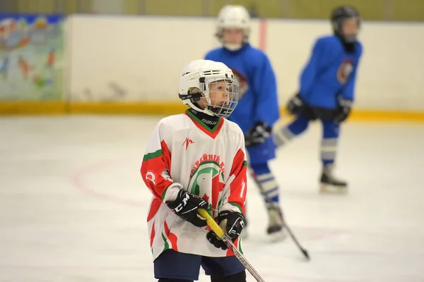 I bambini che giocano a hockey al torneo aperto per troie per bambini — Foto Stock