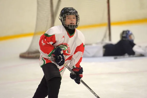 Enfants jouant au hockey au tournoi ouvert pour les enfants ho — Photo