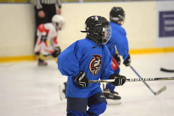 Enfants jouant au hockey au tournoi ouvert pour les enfants ho — Photo