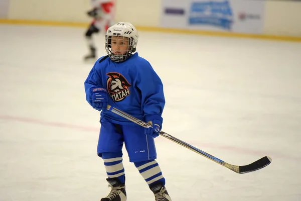 I bambini che giocano a hockey al torneo aperto per troie per bambini — Foto Stock