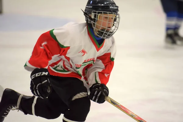 Children playing hockey at the open tournament for children's ho — Stock Photo, Image