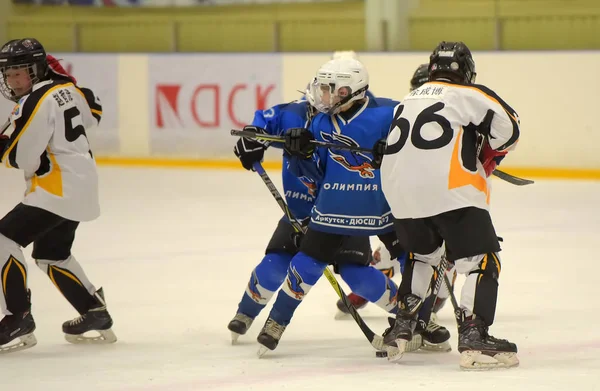 I bambini che giocano a hockey al torneo aperto per troie per bambini — Foto Stock